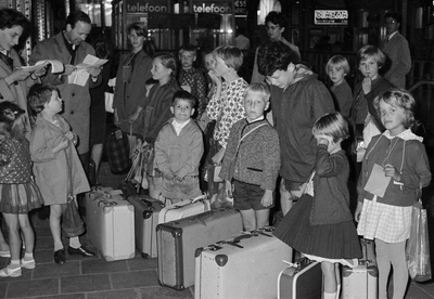 127207 Afbeelding van de aankomst van een groep van 60 kinderen uit Wenen op het Centraal Station (Stationsplein) te ...